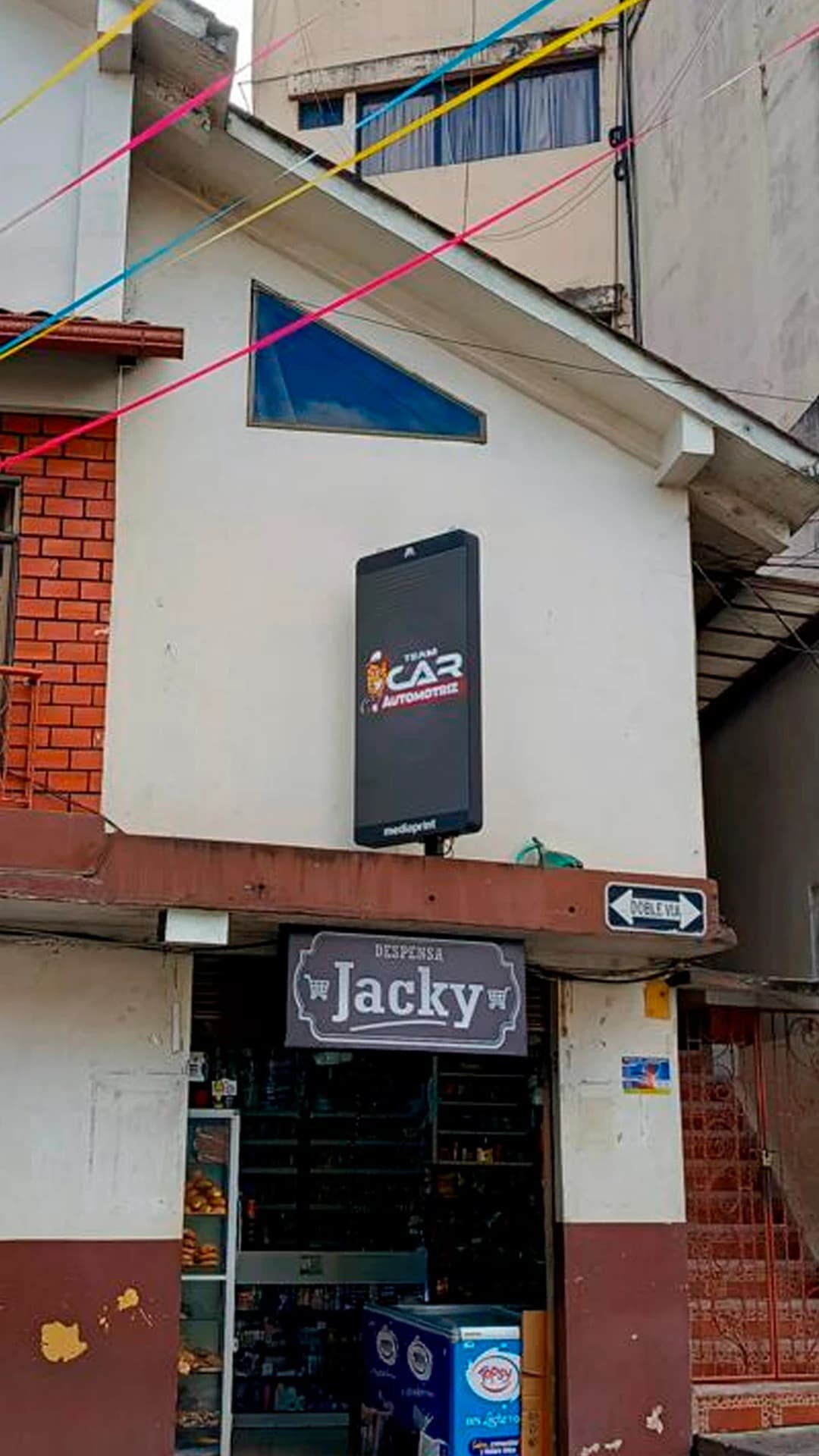 Tótem publicitario Zambrano Producciones en Zaruma